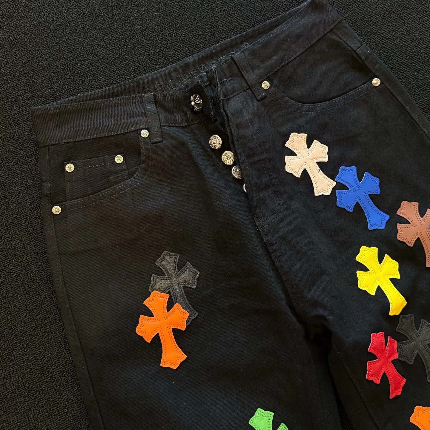 P280 Style No.: D358 ChromeHearts Chrome Colored Leather Straight Jeans Ceiling-Level Jeans A pair is hard to find at the counter‼ ️About Zangyin✅This is an extremely luxurious fashion brand that can also be called the aristocracy of the high street. It has always been an exclusive brand for some hipsters or rich second generations. The color of this model is already very eye-catching by using a unique washed material. It is decorated with pink patch cross flowers, which cleverly highlights the charm of the brand. Secondly, this model adopts a classic high-waist cut design, which highlights the long legs and fashionable temperament of the upper body. The brand is highly recognizable and the slim-fitting configuration is more suitable for daily wear. The personality will be fashionable and the specifications can be seen at a glance. Materials and technology ✅ Needless to say, this point goes without saying. As an excellent craftsman brand, Zangyin's requirements for details and craftsmanship are really perfect. The washed color of this model has gone through a lot of processes, not to mention the embellishment of the denim appliqués. It is also purely handmade and sewn. Just like what they believe in, only handmade things have soul and have the meaning of wearing. A top-notch heavy-duty fashionable denim item, recommended by both hands‼ ️ Size: 28, 30, 32, 34, 36 (S-XXL) Color: black Size reference: Pants length 100 102 104 106 106 Waist 72 76 80 84 88 Recommended weight S (about 110 pounds) M (about 140 pounds) L (about 140 pounds) XL (about 165) XXL (about 185)